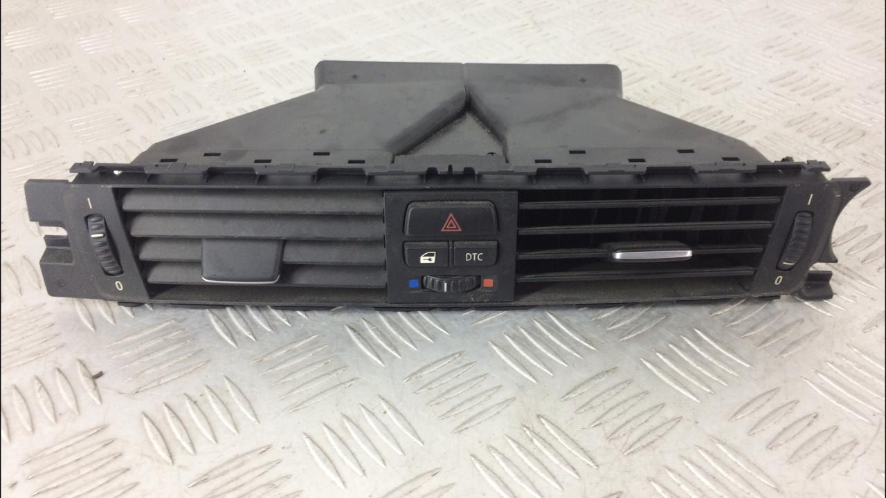 дефлектор обдува салона BMW 3 серия E90/E91/E92/E93 2007, 3.0 л., M57 D30 (306D3), дизель, МКПП, серебро, универсал, задний привод, правый руль, 64229130464 - фото №1