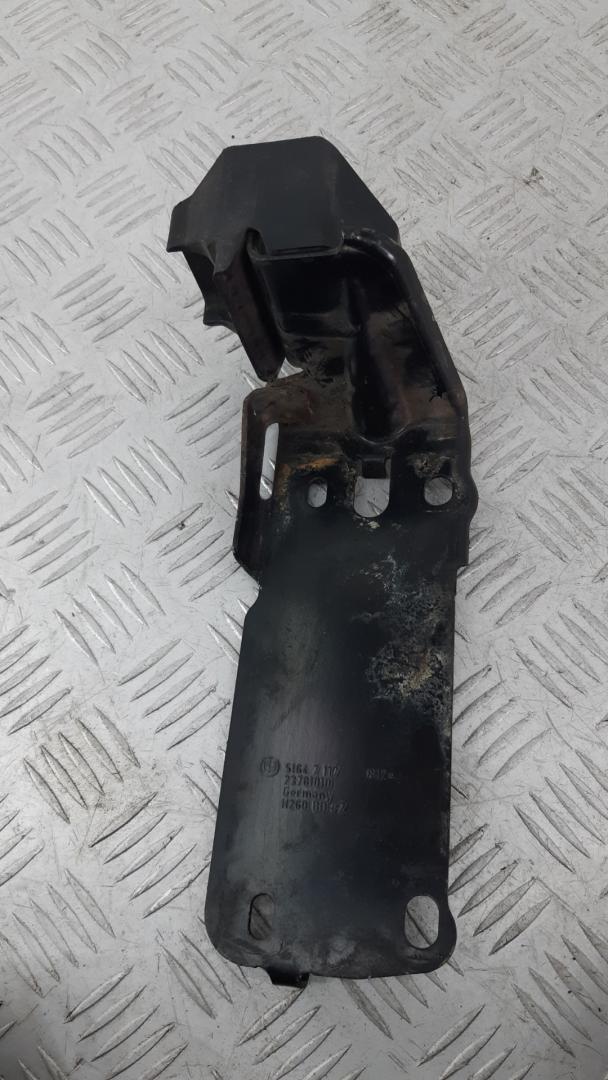 кронштейн радиатора BMW 3 серия E90/E91/E92/E93 2007, 3.0 л., M57 D30 (306D3), дизель, МКПП, серебро, универсал, задний привод, правый руль, 51647117812, 7117812 - фото №1