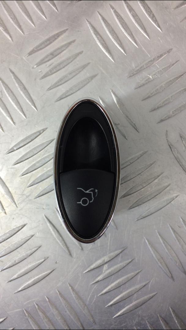 кнопка открытия багажника Mercedes-Benz CLS-Класс C219 W219 2007, 3.2 л., дизель, АКПП, седан, задний привод, правый руль, 2118210379 - фото №1