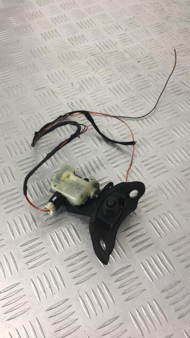 активатор замка крышки топливного бака Mercedes-Benz CLS-Класс C219 W219 2007, 3.2 л., дизель, АКПП, седан, задний привод, правый руль, 2518200197 - фото №1