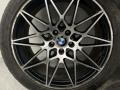 диск литой BMW 5 серия F07/F10/F11 2011, 3.0 л., N57 D30 A, дизель, АКПП, spacegrau metallic (a52) серый, хетчбэк 5 дв., задний привод, правый руль - фото №4