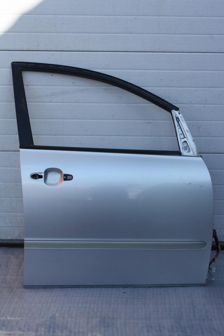 дверь передняя правая Toyota Ipsum 2 поколение ACM21W 2003, 2.4 л., 2AZ-FE, бензин, АКПП, серебристый, минивэн, передний привод, правый руль - фото №1