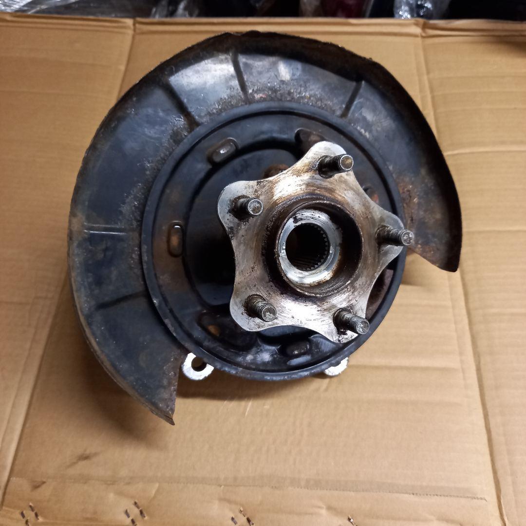 кулак задний левый Infiniti Q50 1 поколение V37 2014, 3.7 л., VQ37VHR, бензин, АКПП, (qaa) white 3p, седан, полный привод, 430194GA0A - фото №1