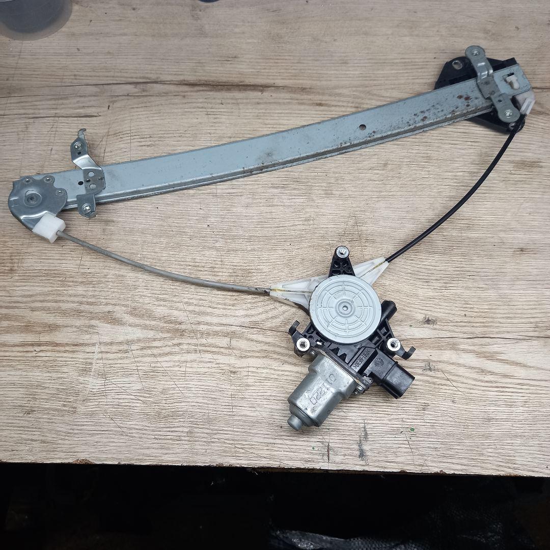 стеклоподъемник передний правый Subaru Forester 3 поколение (SH) 2010, 2.5 л., бензин, 61041SC000 - фото №1