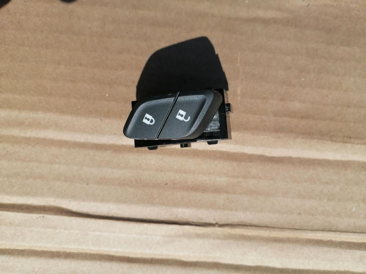 кнопка центрального замка Chevrolet Cruze 2 поколение 2016, 1.4 л., бензин, седан, 13423093 - фото №1