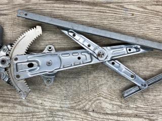 стеклоподъемник задний левый Infiniti Q50 1 поколение [рестайлинг] V37 2019, 3.0 л., VR30DDTT, бензин, АКПП, (k23) silver "m", седан, задний привод