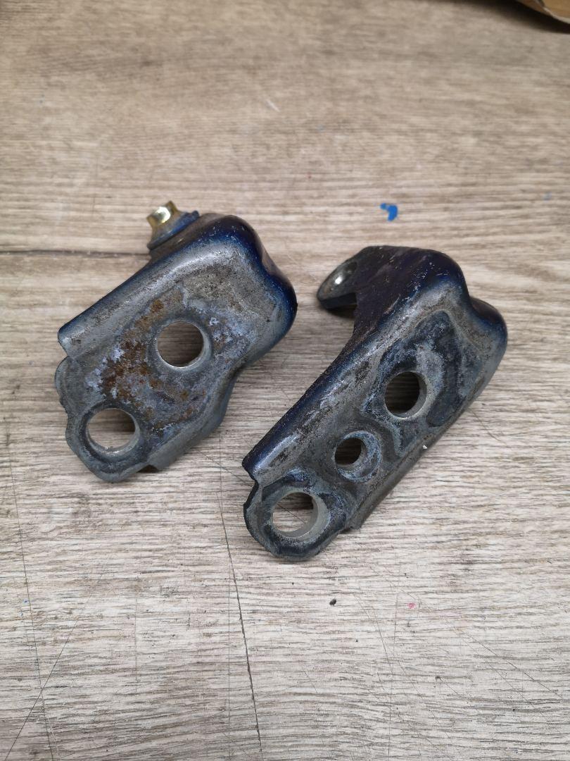 петля двери Ford Mustang 6 поколение S550 2017, 5.0 л., бензин, 6МКПП, синий - фото №1