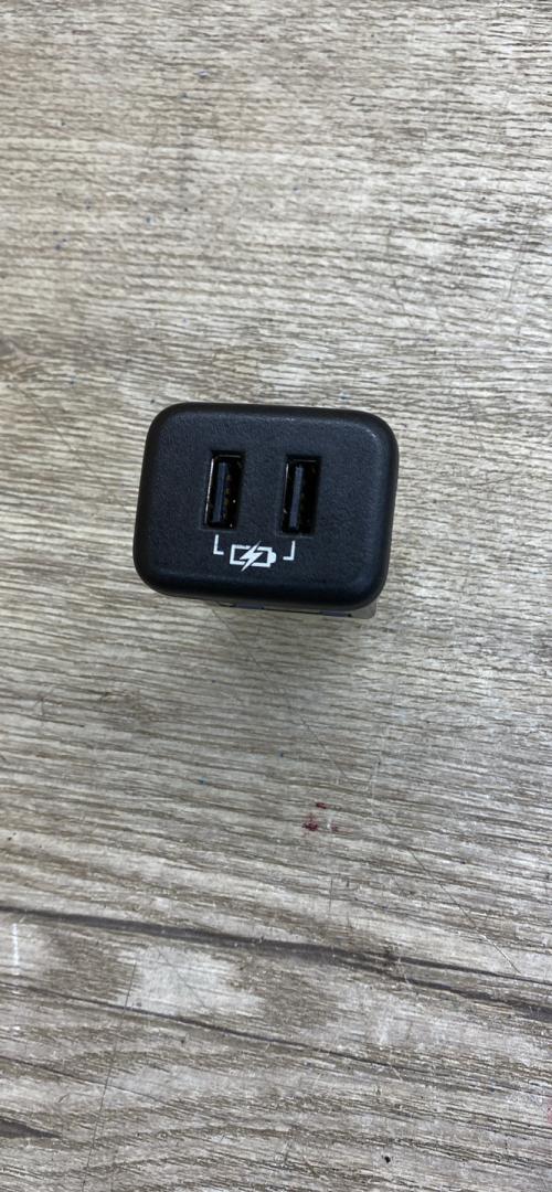 разъем AUX / USB Chevrolet Traverse 2 поколение 2018, 3.6 л., бензин, АКПП, 13598459 - фото №1