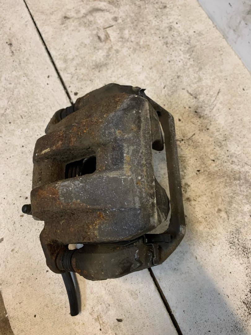 суппорт передний правый Nissan Murano Z51 2008, 3.5 л., VQ35DE, бензин, вариатор, внедорожник 5 дв., полный привод, 410011AA0A - фото №1