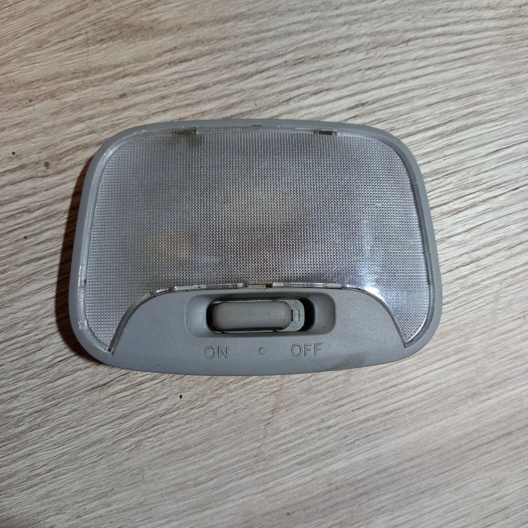 фонарь салона (плафон) Mitsubishi Outlander 2 поколение 2008, 3.0 л., 6B31, бензин, MR190205 - фото №1