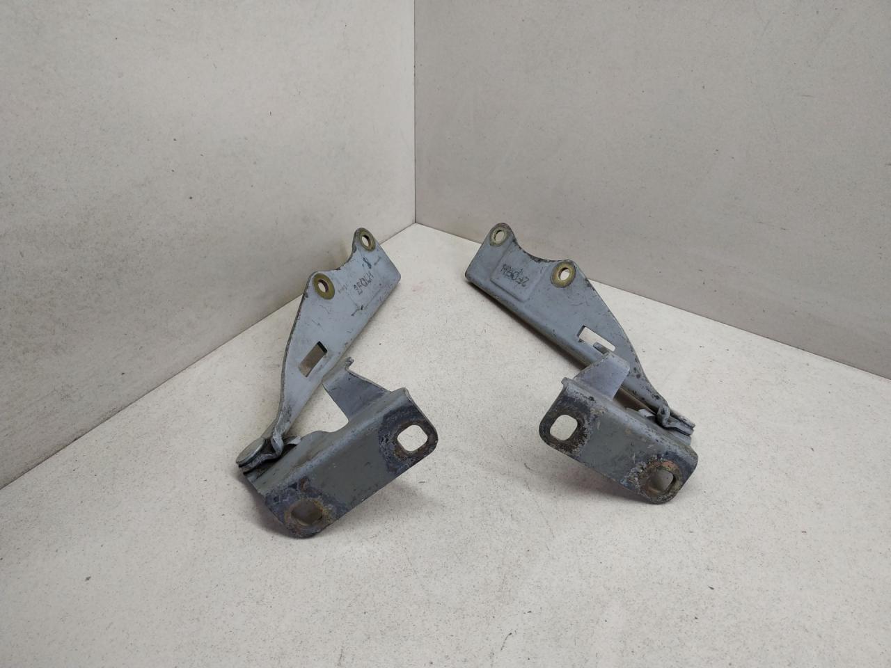 петля капота Nissan Primera P11 1998 - фото №1