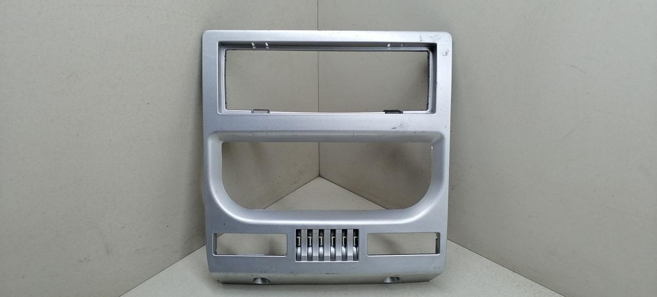 рамка под магнитолу Peugeot 1007 1 поколение 2007, 1.6 л., HDi, 9HZ (DV6TED4), дизель, МКПП, серебристый, хетчбэк 3 дв., передний привод, 9647541477 - фото №1