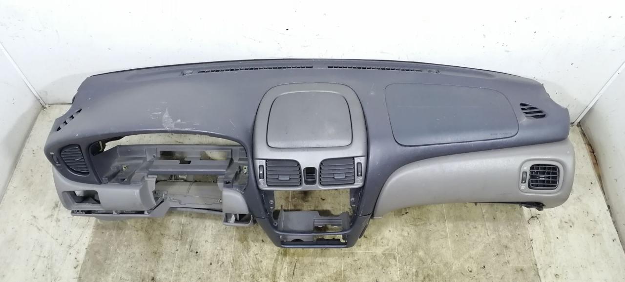 панель передняя салона (торпедо) Nissan Almera N16 2000, 2.2 л., DTi, YD22DDT, дизель, 5МКПП, серебристый, хетчбэк 5 дв., передний привод, 68200BN902 - фото №1