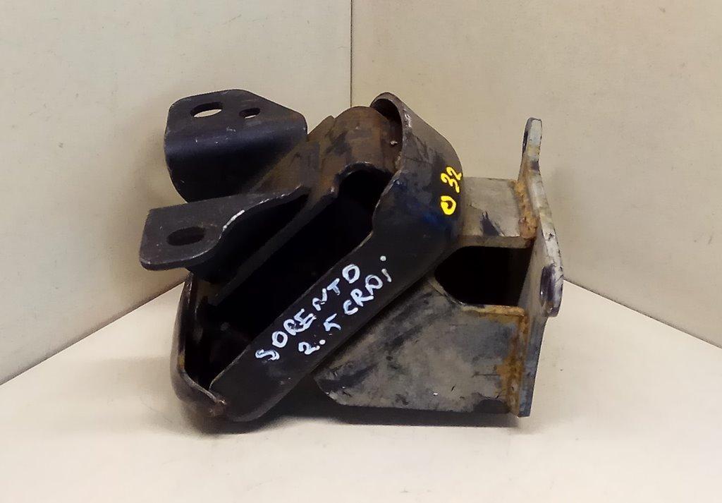 подушка крепления КПП Kia Sorento 1 поколение 2004, 2.5 л., CRDi, D4CB, дизель, МКПП, серебристый, внедорожник 5 дв., полный подключаемый привод, 218323E384 - фото №1