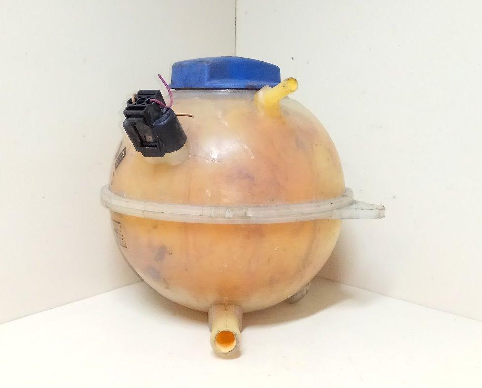 бачок расширительный Volkswagen Golf 4 поколение 2001 - фото №1