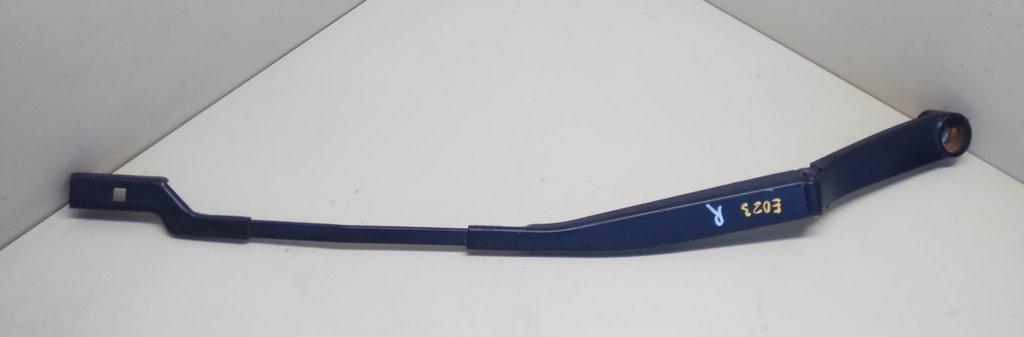 щеткодержатель (поводок стеклоочистителя, дворник) Kia Ceed 1 поколение 2007, 1.4 л., i, бензин, МКПП, хетчбэк 5 дв., передний привод, 983211H000 - фото №1