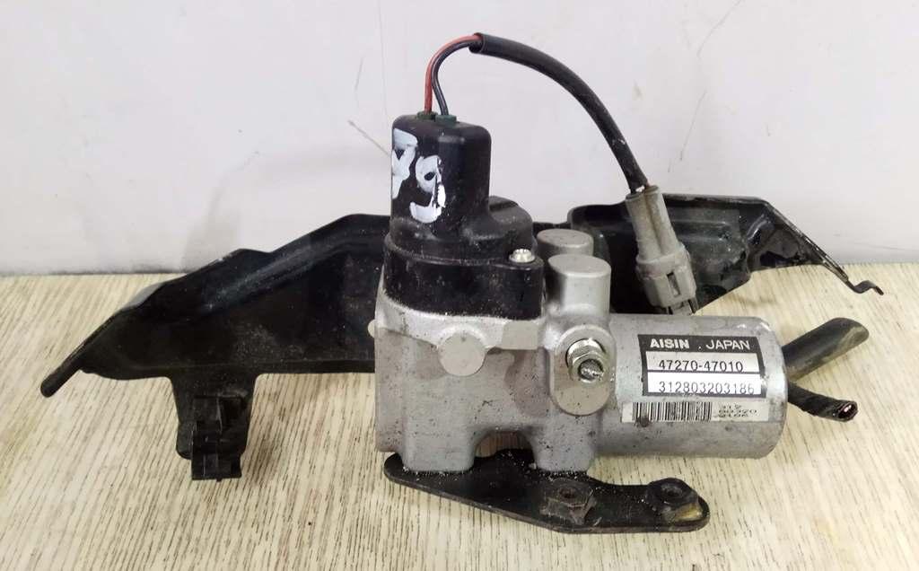 цилиндр тормозной главный Toyota Prius 2 поколение 2008, 1.5 л., бензин, АКПП, черный, хетчбэк 5 дв., передний привод, 4727047010 - фото №1