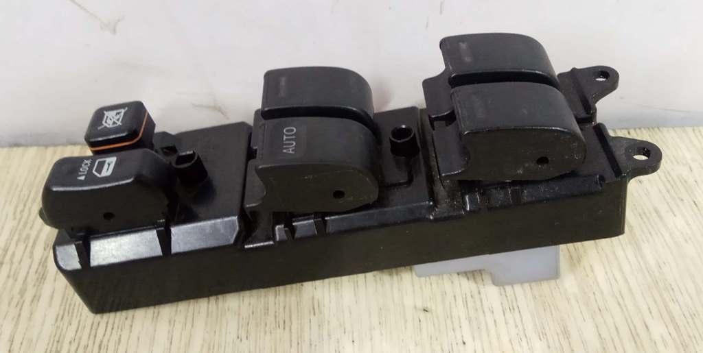 кнопка стеклоподъемника двери передней левой Toyota Prius 2 поколение 2008, 1.5 л., бензин, АКПП, черный, хетчбэк 5 дв., передний привод, 8482047050 - фото №1