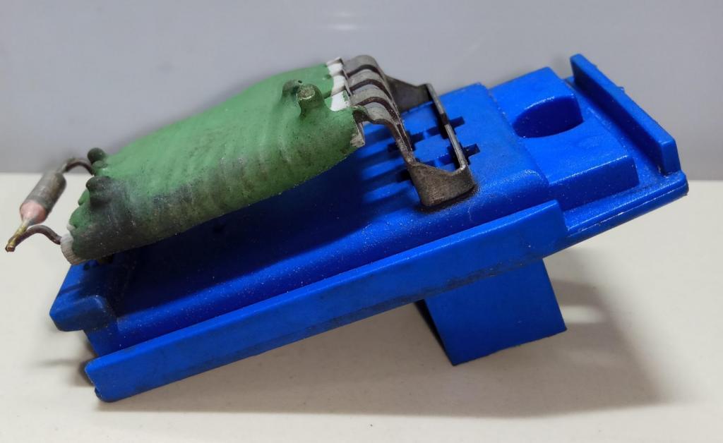 сопротивление печки Ford Focus 1 поколение 2000, 2.0 л., i, бензин, МКПП, черный, универсал, передний привод, XS4H-18B647-BA - фото №1