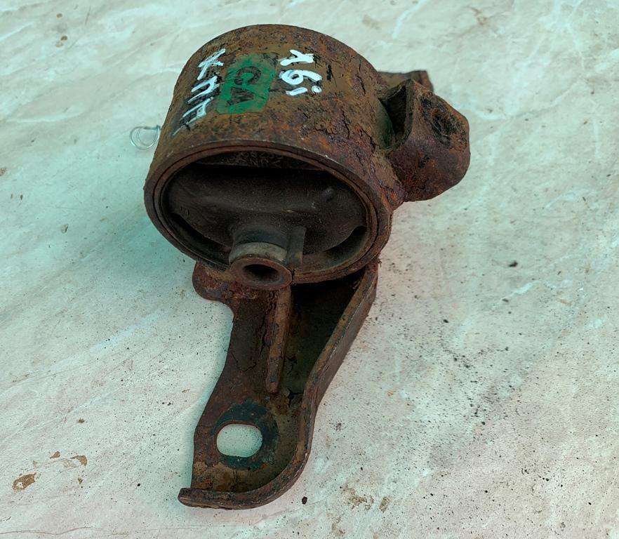 подушка крепления КПП Toyota Carina E 1 поколение 1996, 1.6 л., i, бензин - фото №1