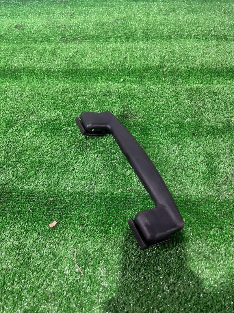 ручка внутренняя потолочная Maserati Levante 1 поколение M161 2019, 3.0 л., дизель, АКПП, внедорожник 5 дв., полный привод - фото №1