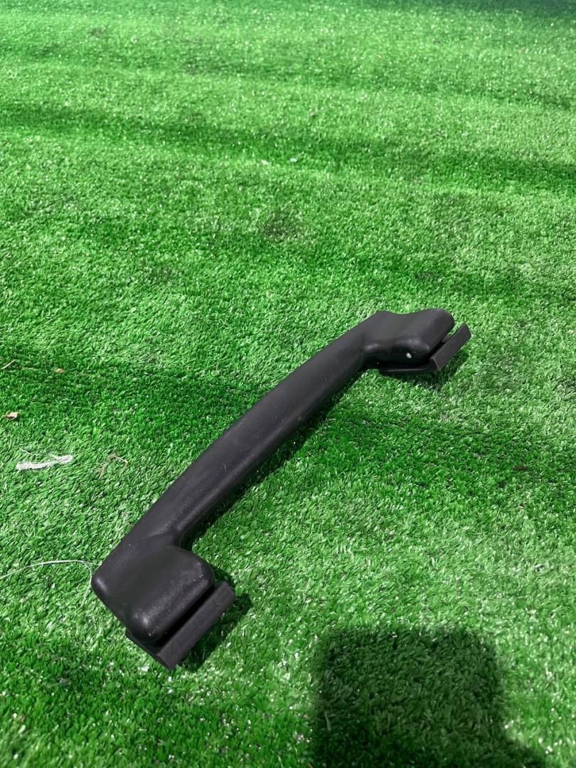 ручка внутренняя потолочная Maserati Levante 1 поколение M161 2019, 3.0 л., дизель, АКПП, внедорожник 5 дв., полный привод - фото №1