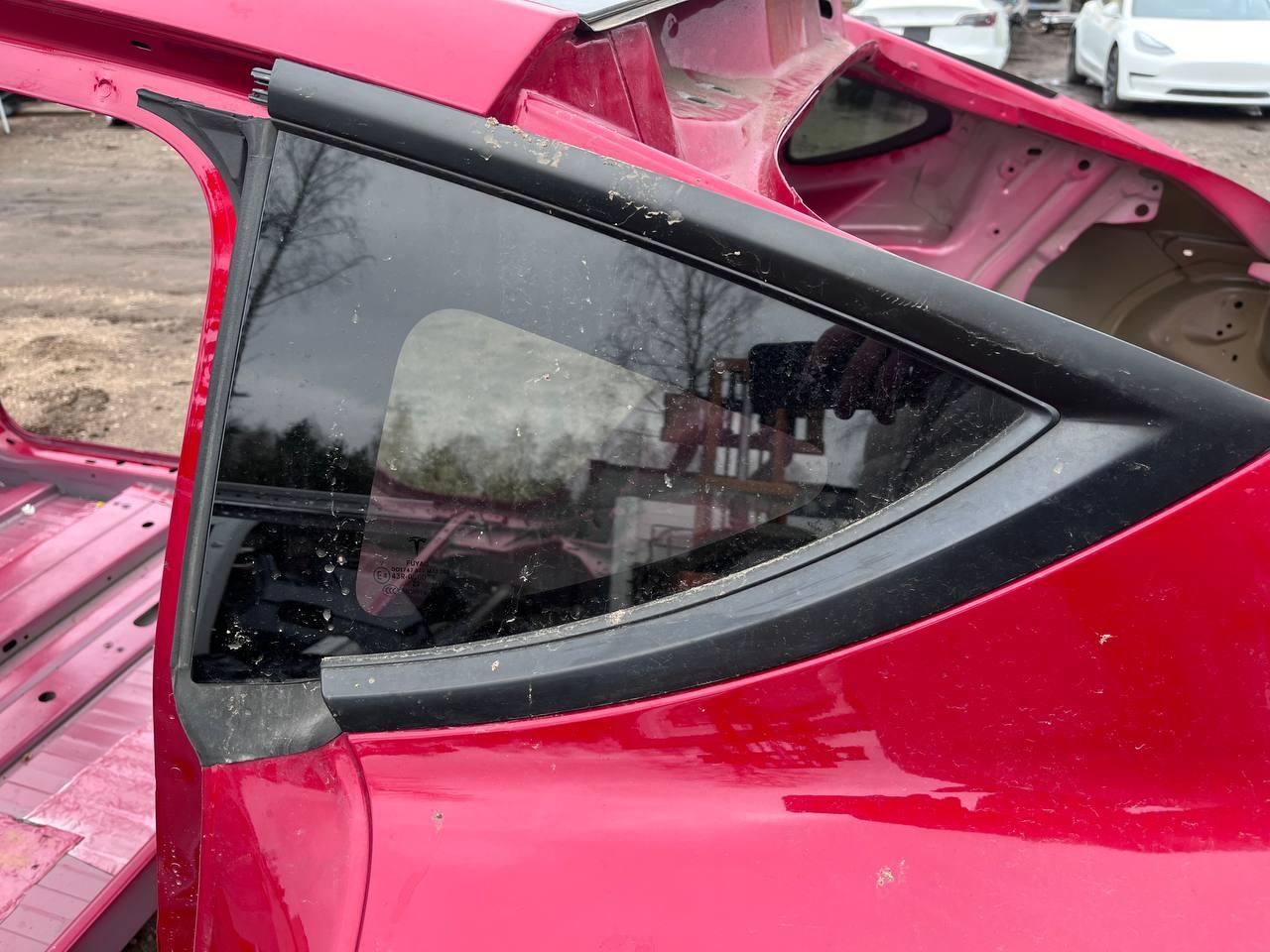 стекло кузовное боковое левое Tesla Model Y 1 поколение 2022, электро, белый - фото №1