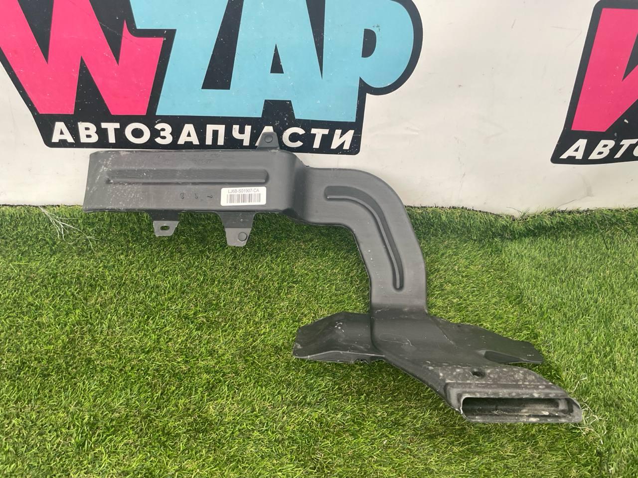 воздуховод печки Ford Escape 4 поколение CX482 2020, 1.5 л., бензин, АКПП, синий, внедорожник 5 дв., полный привод, LJ6B-S01907-CA - фото №1