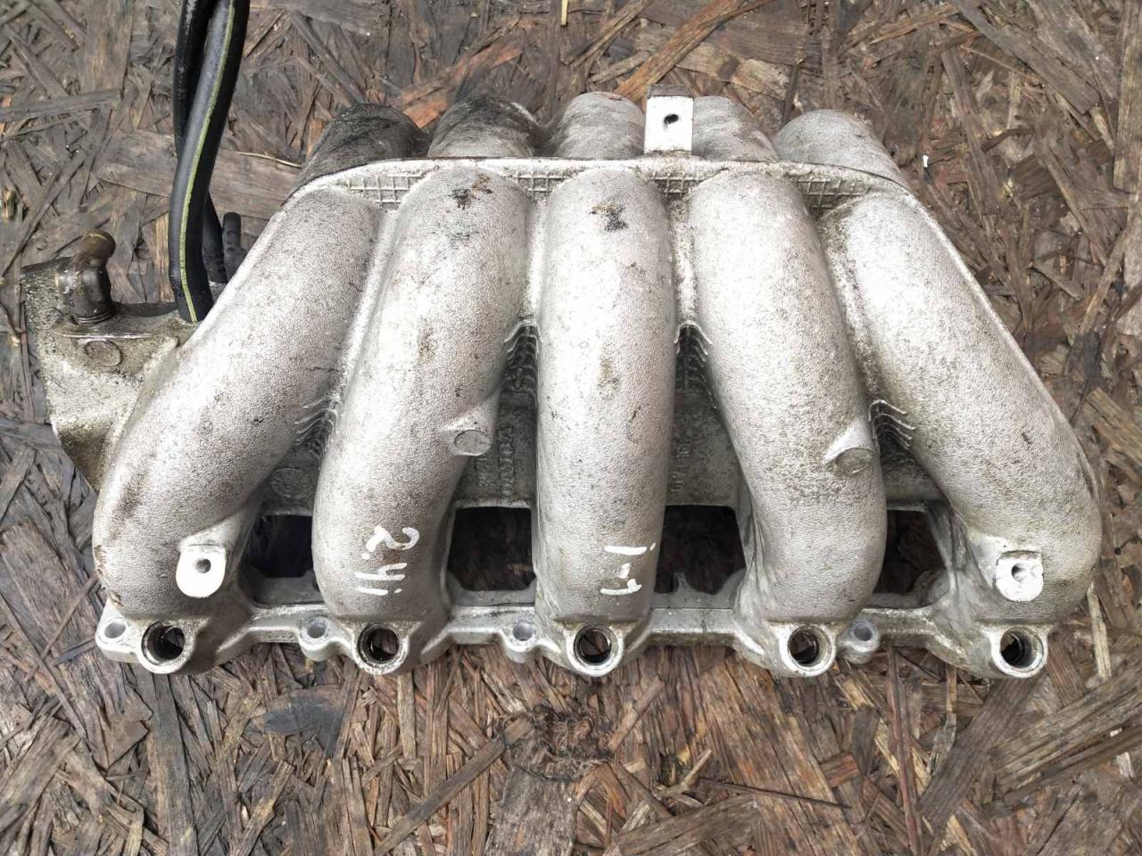 коллектор впускной Volvo S60 1 поколение 2002, 2.4 л., B 5244 S, бензин, МКПП, седан, передний привод, 9486208 - фото №1