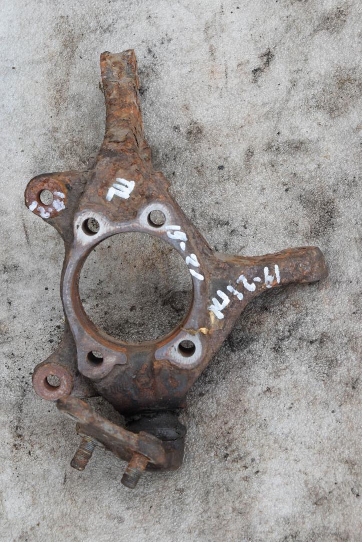 кулак поворотный левый Toyota Auris 1 поколение 2007, 2.2 л., 2AD-FHV, дизель, МКПП, хетчбэк 5 дв. - фото №1