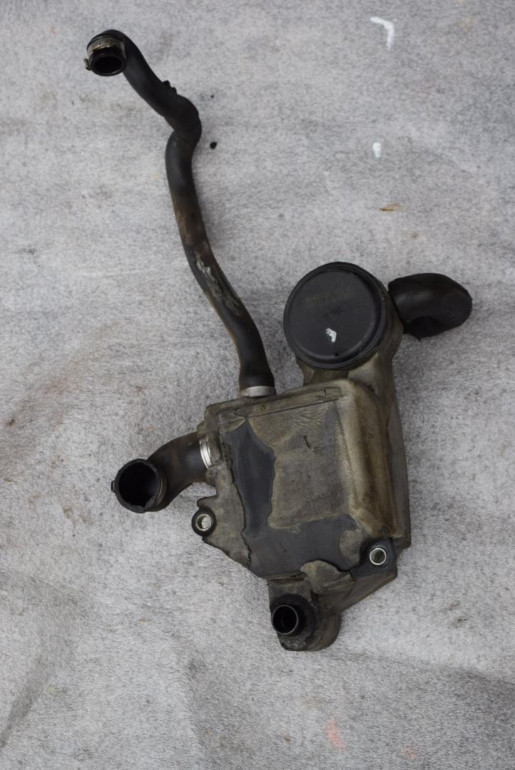 маслоотделитель (сапун) Volvo S60 1 поколение 2002, 2.4 л., i, B 5244 S2, бензин, МКПП, седан, передний привод, 8642185 - фото №1