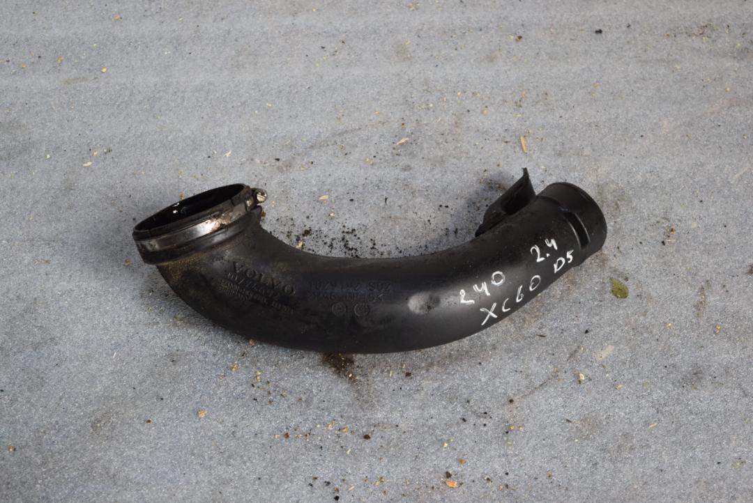 патрубок интеркулера Volvo XC60 1 поколение 2011, 2.4 л., дизель, АКПП, универсал, 30774692 - фото №1