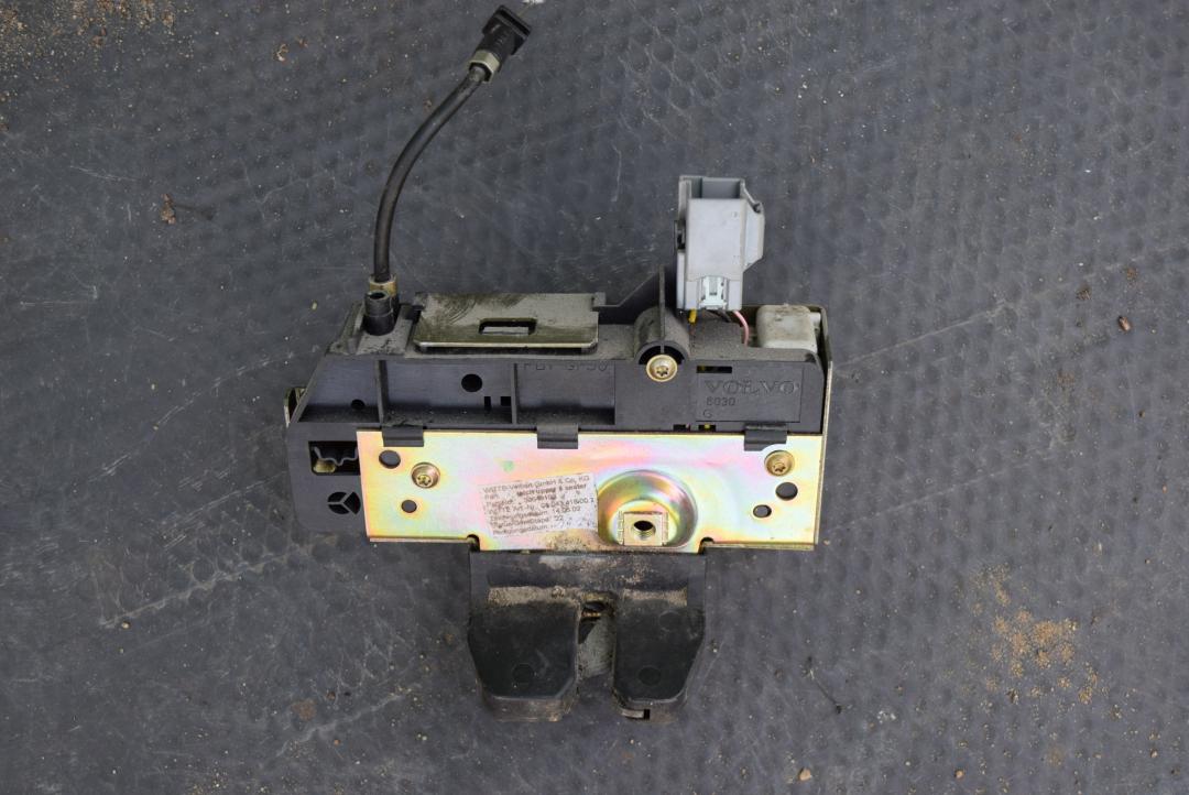 замок багажника Volvo XC90 1 поколение 2003, 2.9 л., бензин, АКПП, универсал, правый руль, 30649103 - фото №1