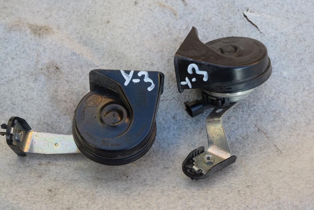 сигнал (клаксон) Volvo V60 1 поколение 2012, 1.6 л., B 4164 T3, бензин, робот, черный, универсал, передний привод, правый руль, 30796897, 30796896 - фото №1