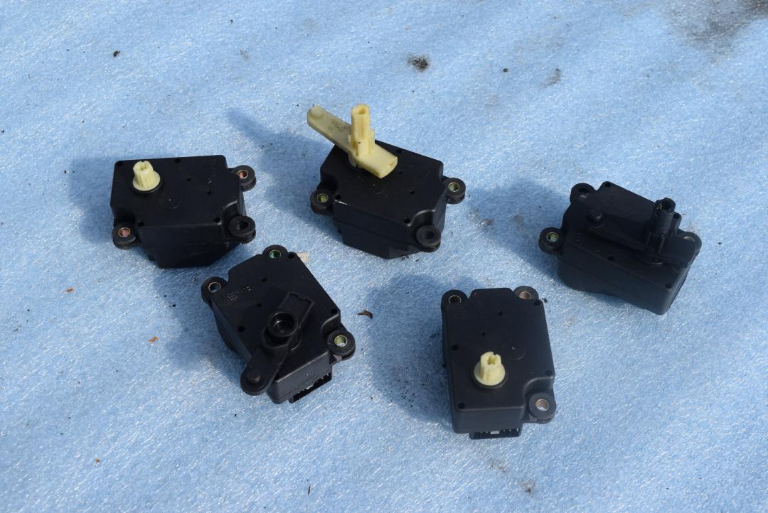 моторчик заслонки печки Volvo S60 1 поколение 2002, 2.4 л., B 5244 S, бензин, МКПП, седан, передний привод, 75622D, 74933D, 74935D, 74931D, 74932DMR - фото №1