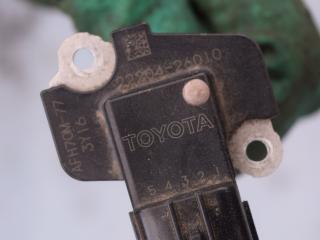 расходомер воздуха Toyota Yaris 3 поколение XP130 2014, 1.4 л., D-4D, 1ND-TV, дизель, МКПП, хетчбэк 5 дв., передний привод, правый руль, 2220426010, 1974002030