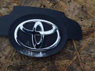 эмблема Toyota Yaris 3 поколение XP130 2014, 1.4 л., D-4D, 1ND-TV, дизель, МКПП, хетчбэк 5 дв., передний привод, правый руль