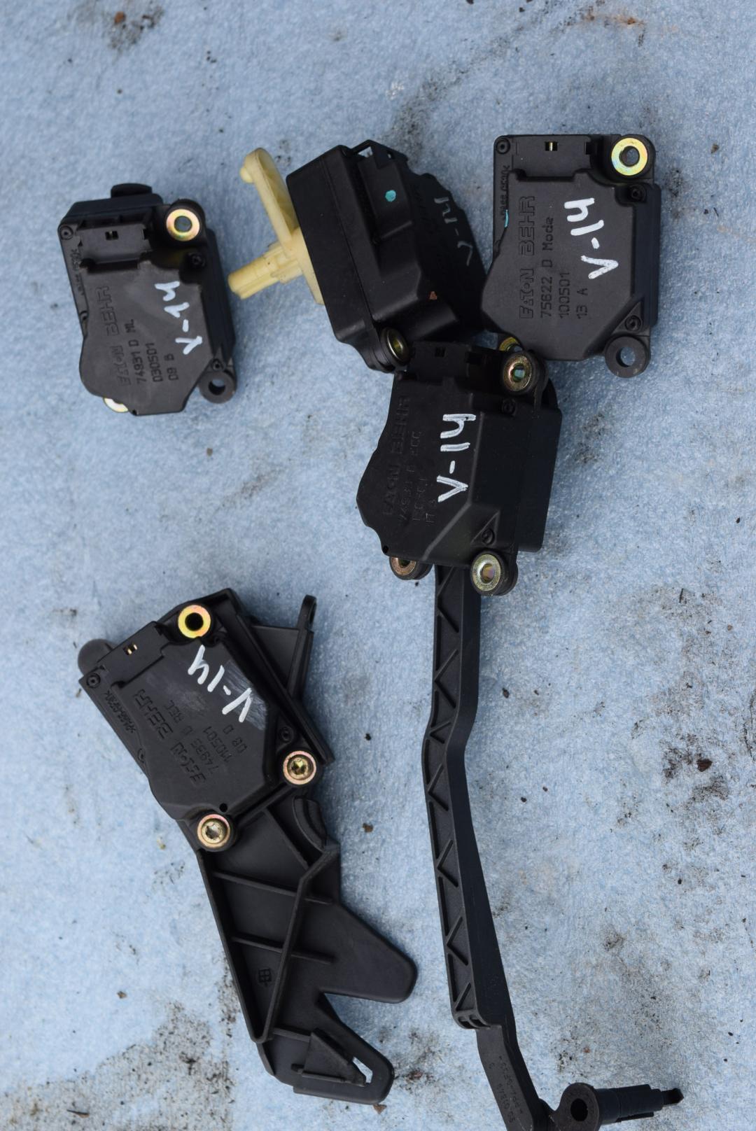 моторчик заслонки печки Volvo S80 1 поколение 2001, 2.4 л., B 5244 S, бензин, МКПП, синий, седан, 75622D, 74931DML, 74935DREC, 74932DMR - фото №1