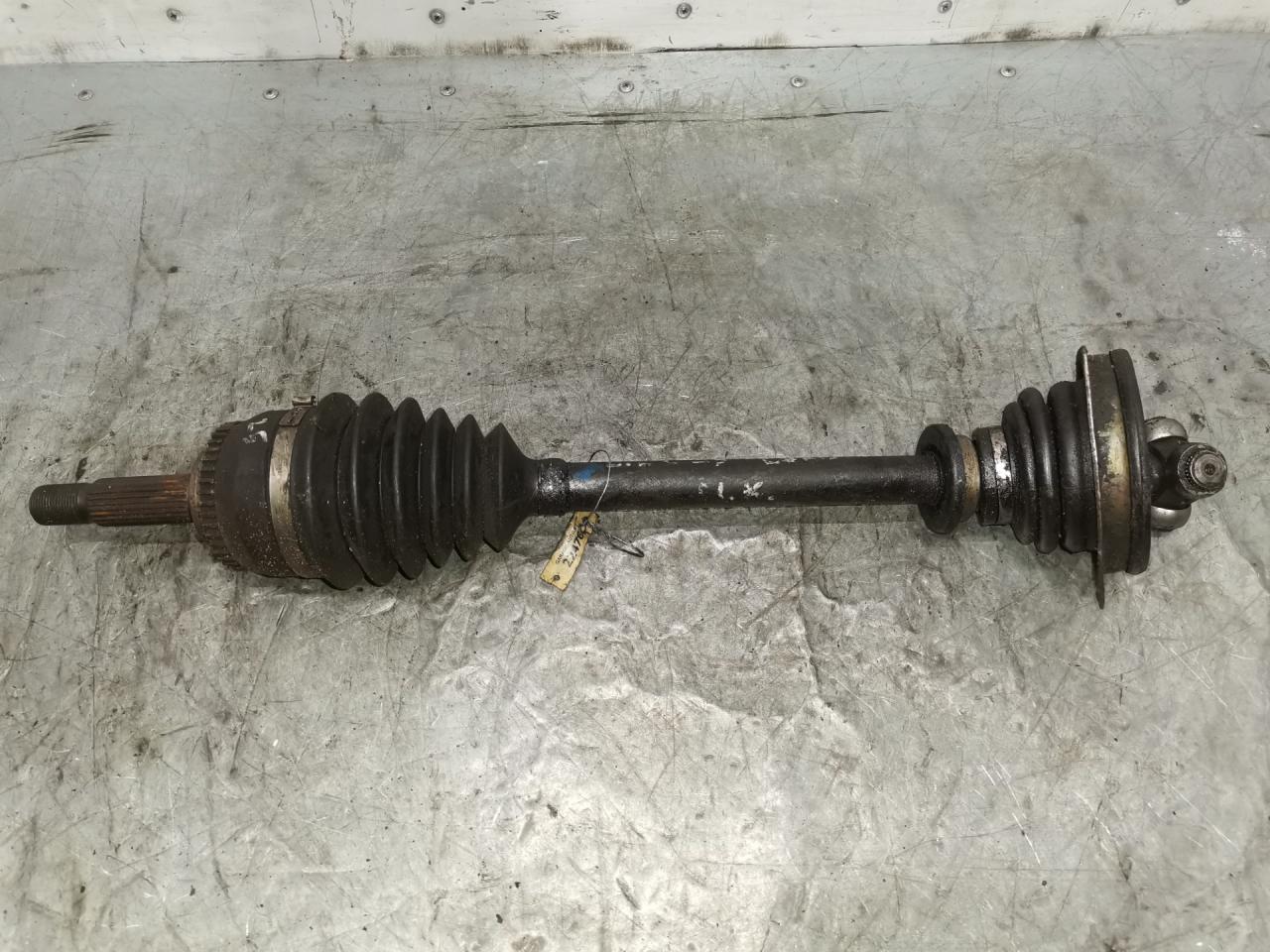 полуось передняя левая (приводной вал, ШРУС) Mitsubishi Carisma 1 поколение 1996, 1.6 л., бензин, 5МКПП, хетчбэк 5 дв. - фото №1