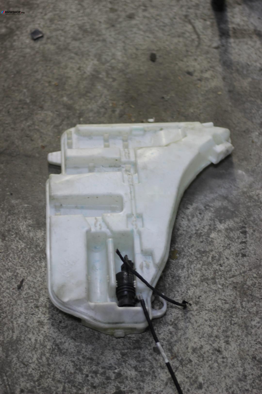 бачок омывателя BMW 5 серия F07/F10/F11 2012, 3.0 л., бензин, АКПП, черный, седан, 7269663 - фото №1
