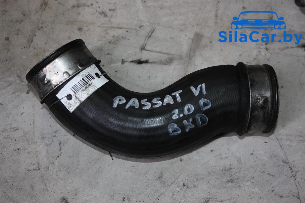 патрубок интеркулера Volkswagen Passat B6 2008, 2.0 л., BKD, дизель - фото №1