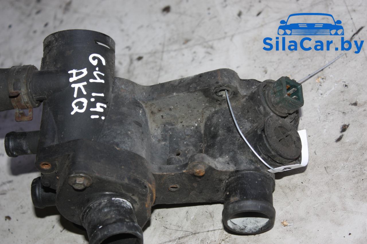 корпус термостата Volkswagen Golf 4 поколение 2001, 1.4 л., бензин - фото №1