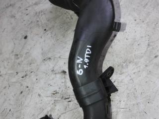 патрубок интеркулера Volkswagen Golf 4 поколение 1998, 1.9 л., дизель