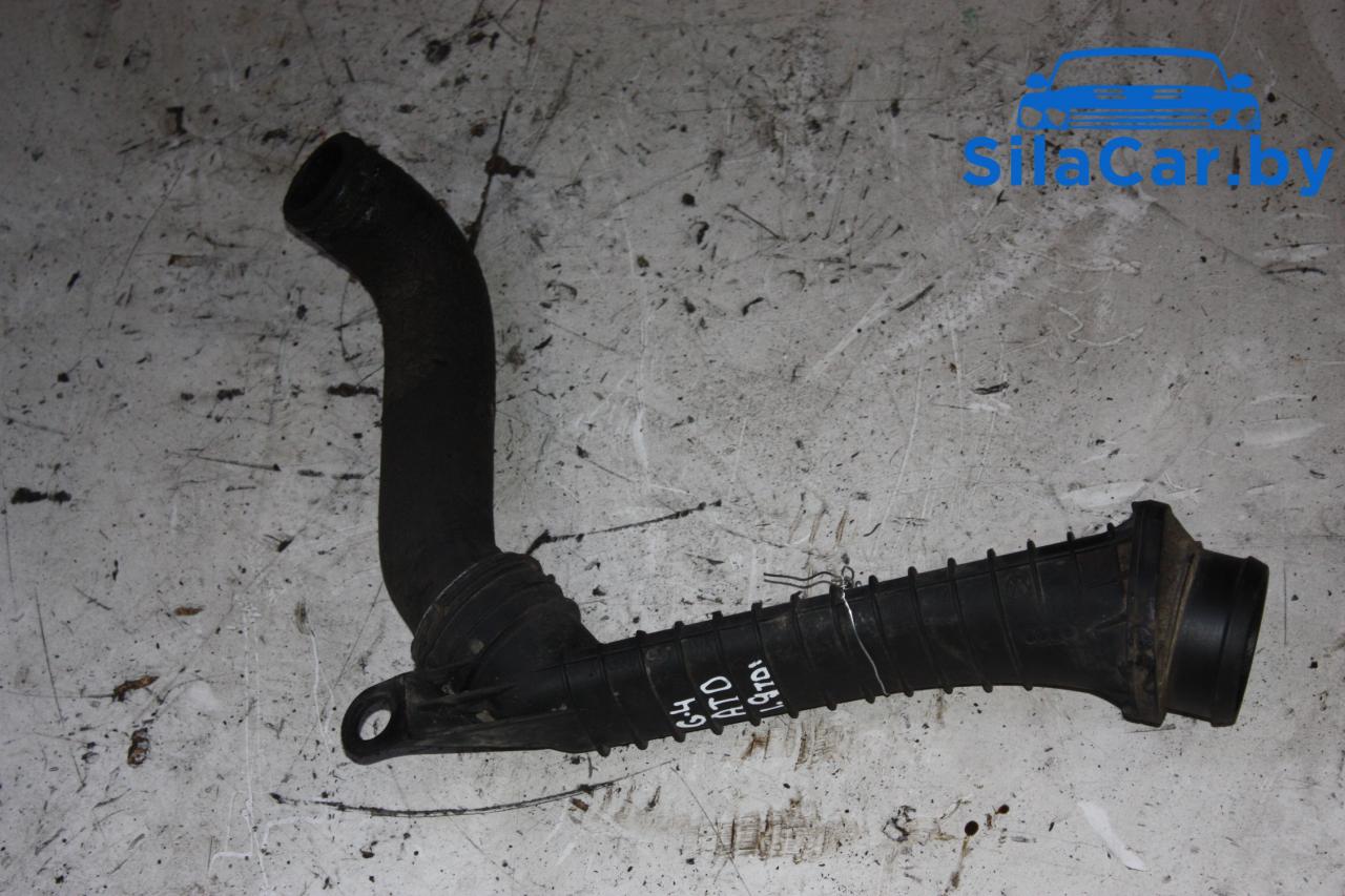 патрубок интеркулера Volkswagen Golf 4 поколение 2001, 1.9 л., дизель, 1J0145828D - фото №1