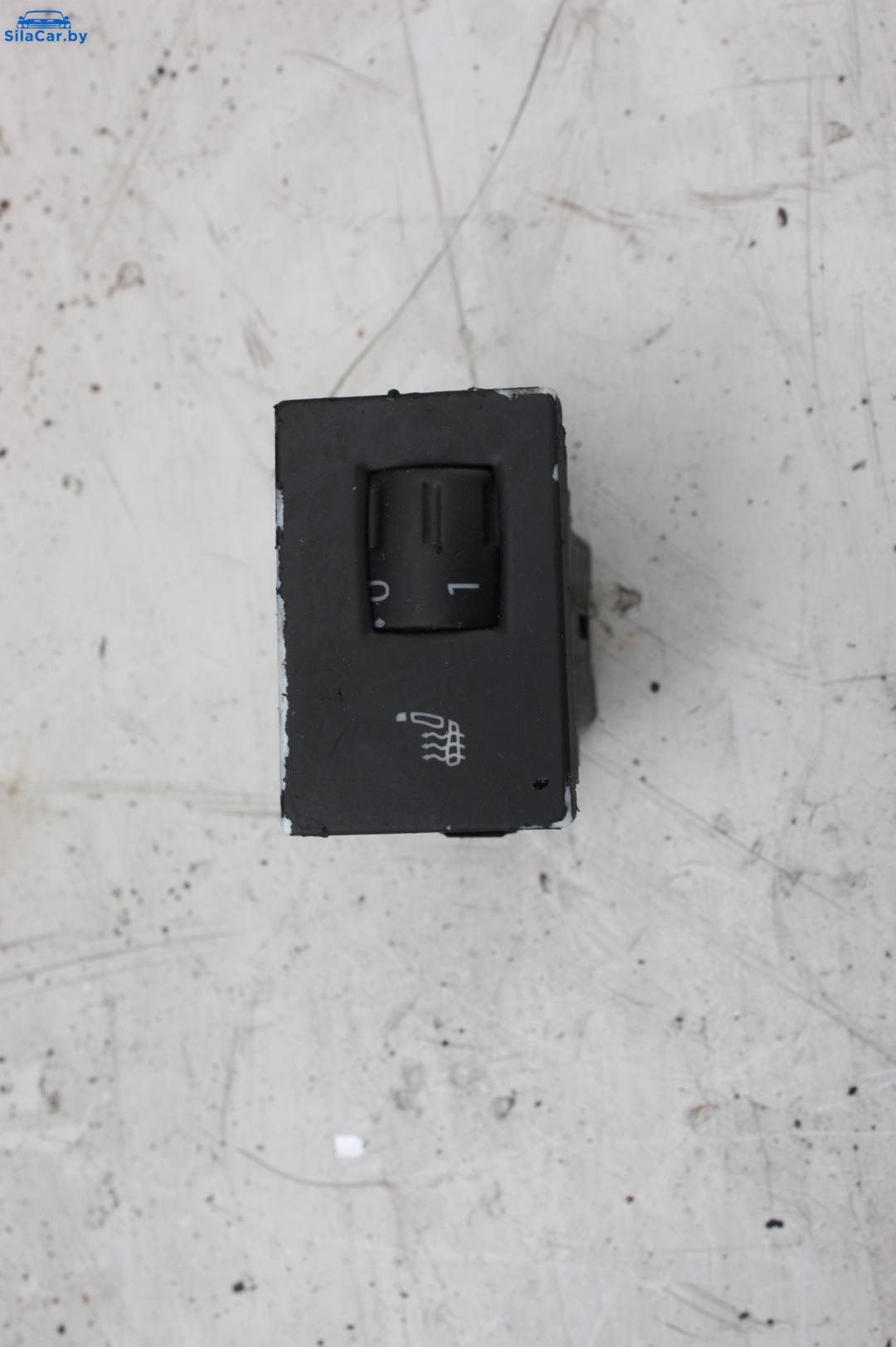 кнопка обогрева сидений Volkswagen Touareg 1 поколение 2005, 4.2 л., AXQ, бензин, АКПП - фото №1