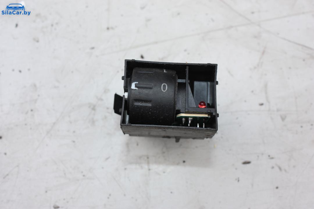 кнопка обогрева сидений Volkswagen Touareg 1 поколение 2005, 4.2 л., AXQ, бензин, АКПП - фото №1