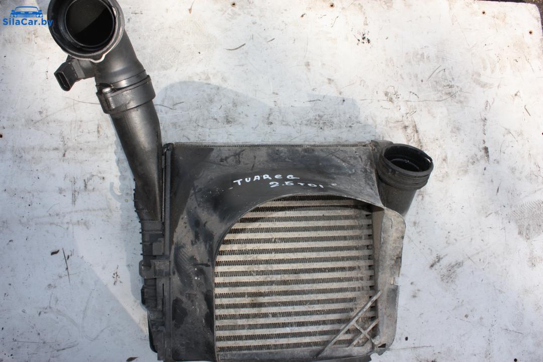 интеркулер Volkswagen Touareg 1 поколение 2006, 2.5 л., BAC, дизель - фото №1