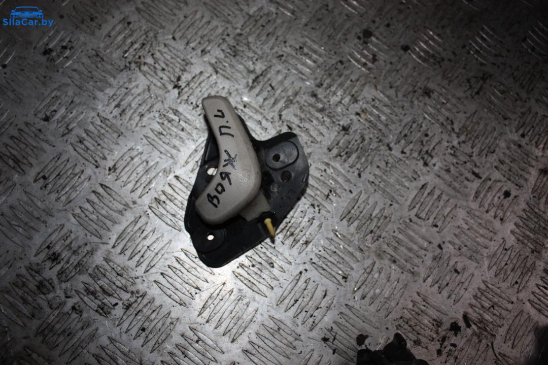 ручка внутренняя передняя левая Dodge Caravan 4 поколение 2005 - фото №1