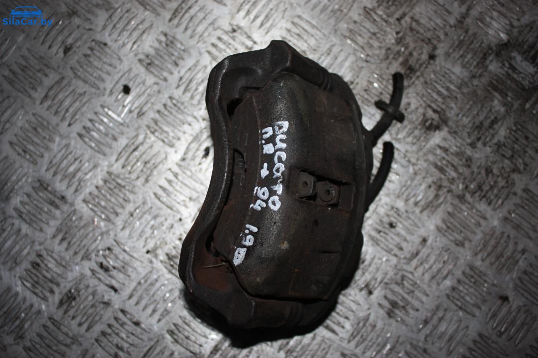 суппорт передний правый Fiat Ducato 2 поколение 1993, 1.9 л., дизель - фото №1