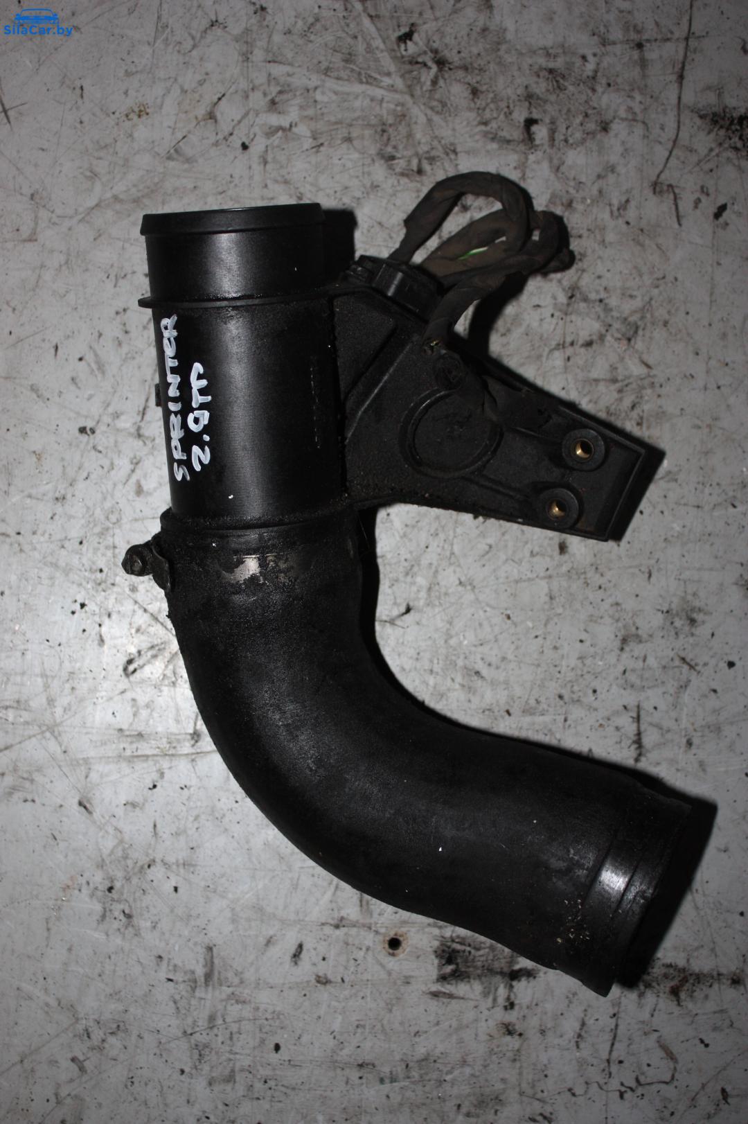 патрубок интеркулера Mercedes-Benz Sprinter W901-904 1995, 2.9 л., дизель - фото №1